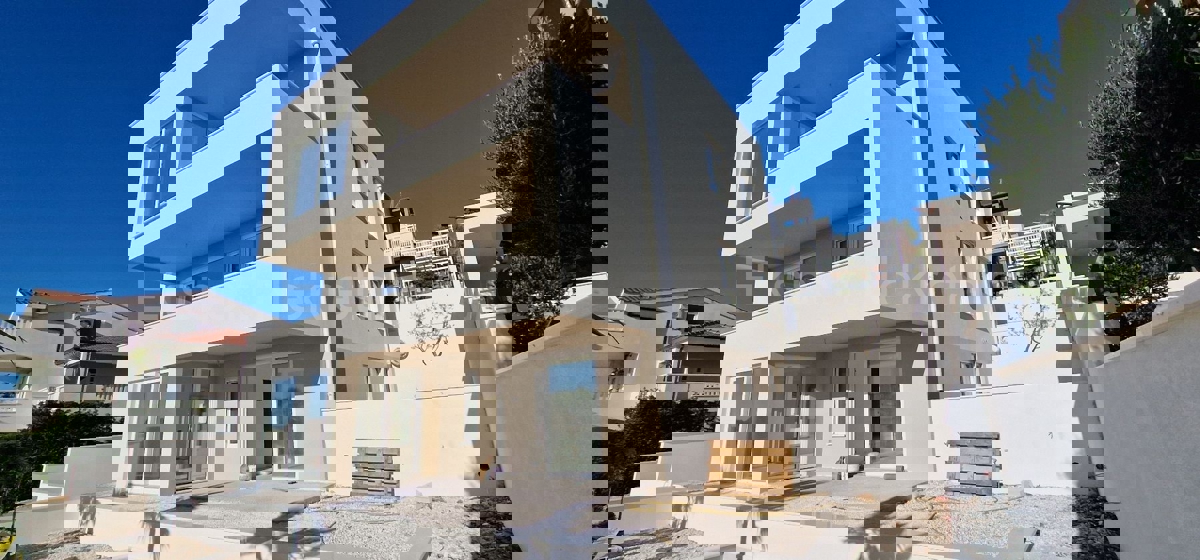 Čiovo, Okrug G., 3-bedroom apartment 114m2 + garden 202m2 + private pool 19m2