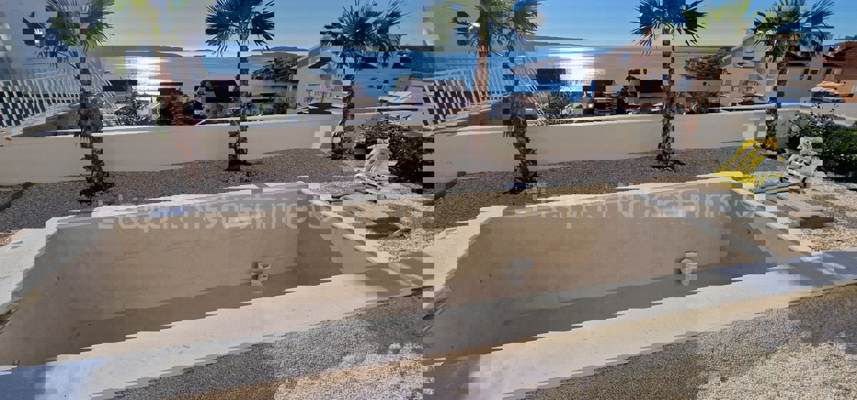 Čiovo, Okrug G., 3-bedroom apartment 114m2 + garden 202m2 + private pool 19m2