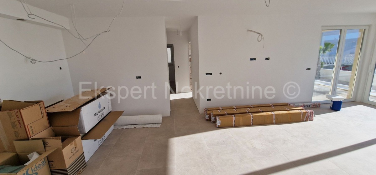 Čiovo, Okrug G., 3-bedroom apartment 114m2 + garden 202m2 + private pool 19m2