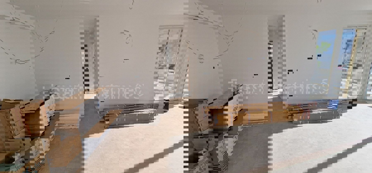 Čiovo, Okrug G., 3-bedroom apartment 114m2 + garden 202m2 + private pool 19m2