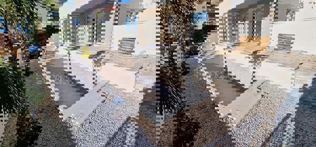 Čiovo, Okrug G., 3-bedroom apartment 114m2 + garden 202m2 + private pool 19m2