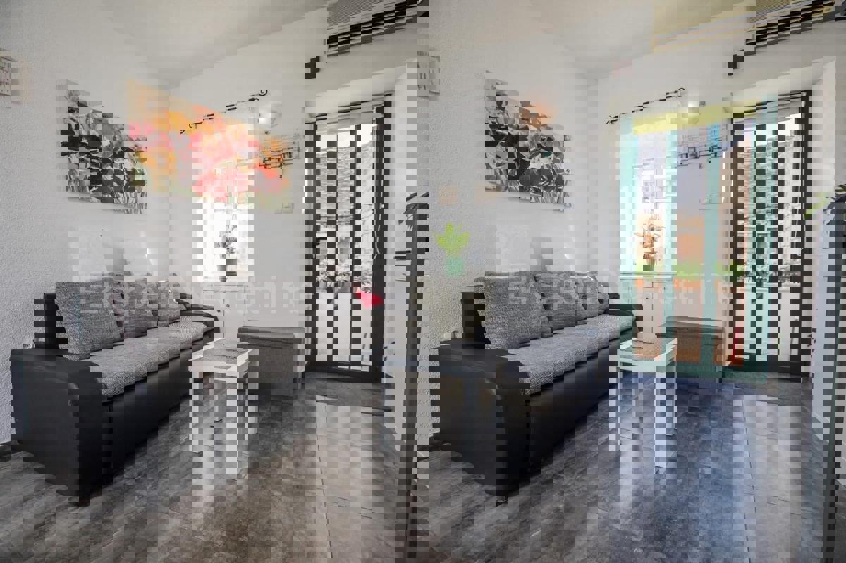 Stobreč, casa in pietra con 2 unità abitative, a 30 m dal mare, vista mare