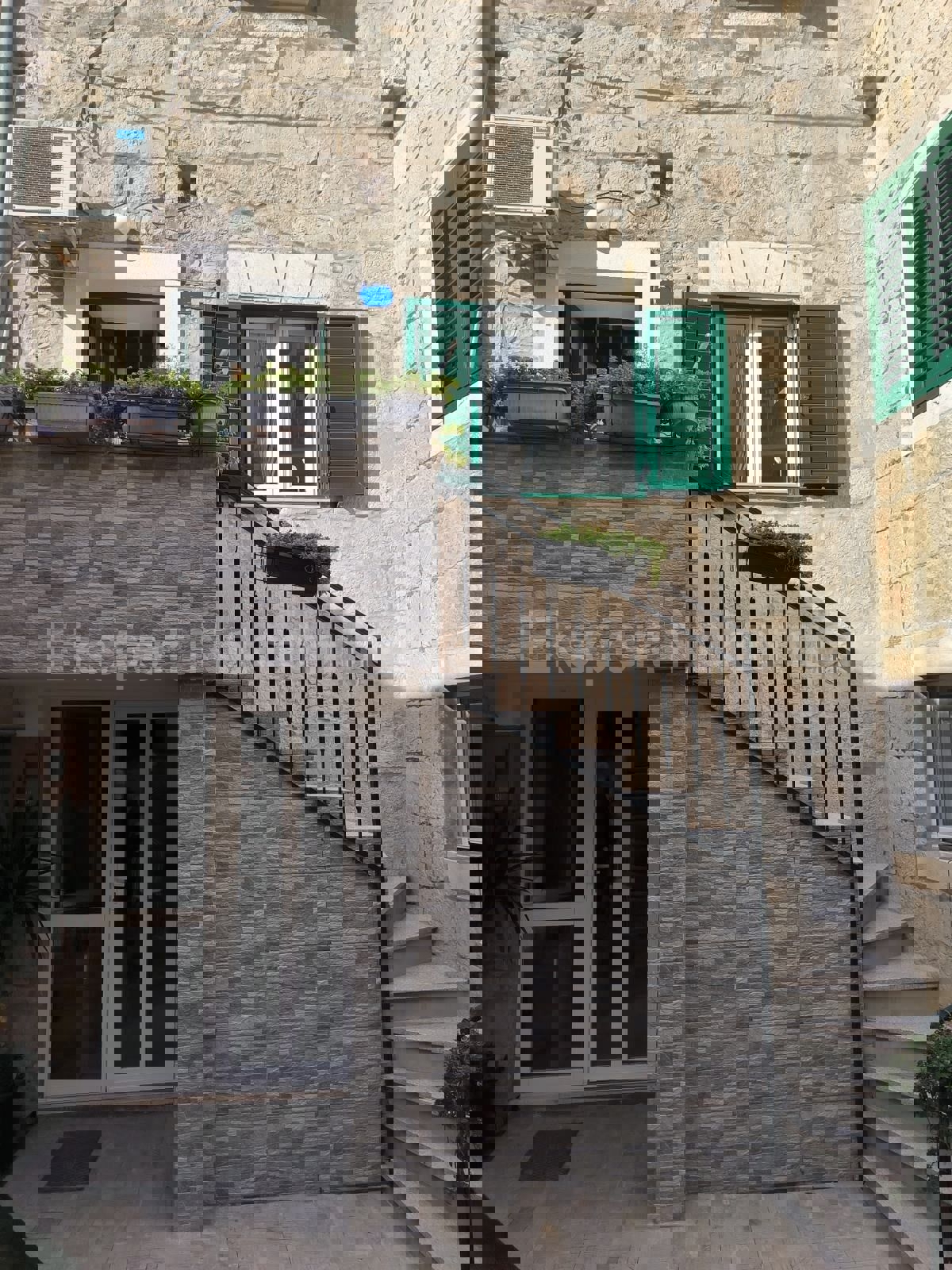 Stobreč, casa in pietra con 2 unità abitative, a 30 m dal mare, vista mare