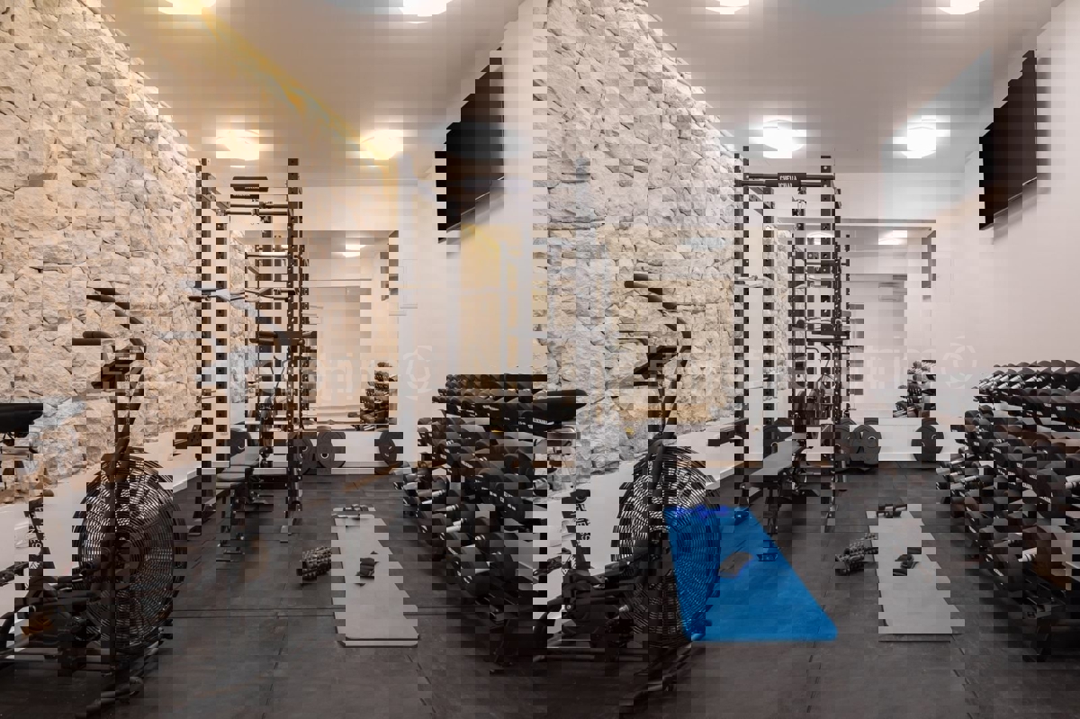 Marina, appartamento bilocale appena ristrutturato 67 m2 con parcheggio, prima fila al mare