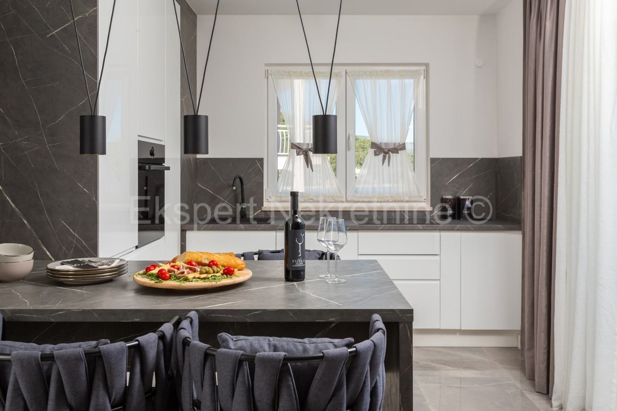 Marina, appartamento bilocale appena ristrutturato 67 m2 con parcheggio, prima fila al mare