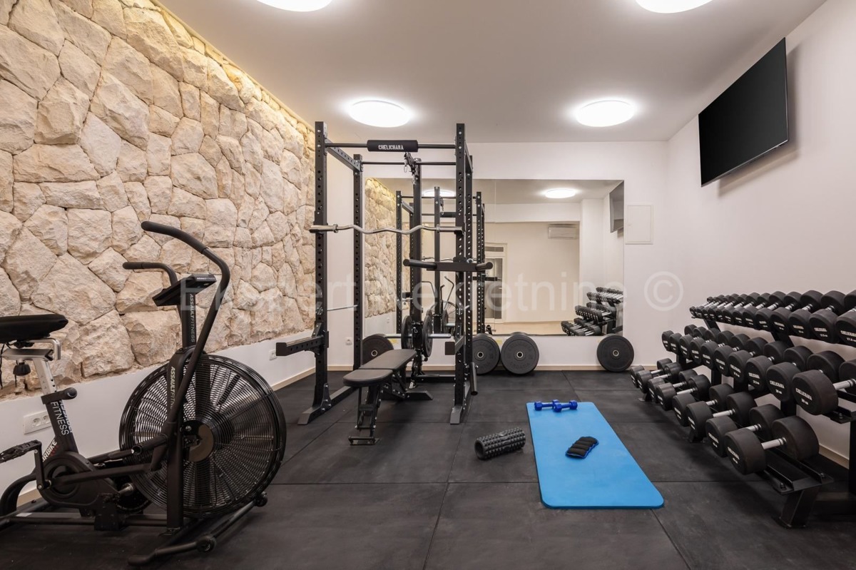 Marina, appartamento bilocale appena ristrutturato 67 m2 con parcheggio, prima fila al mare