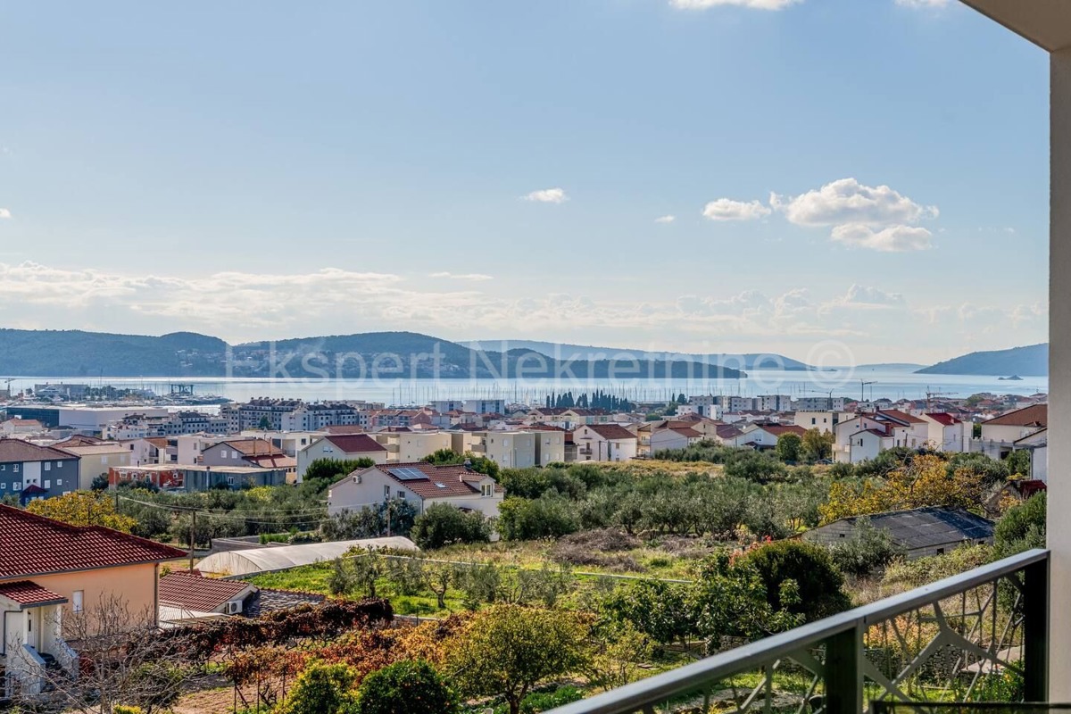 Trogir, 2-bedroom apartment 65 m2, newly built, furnished, sea view
