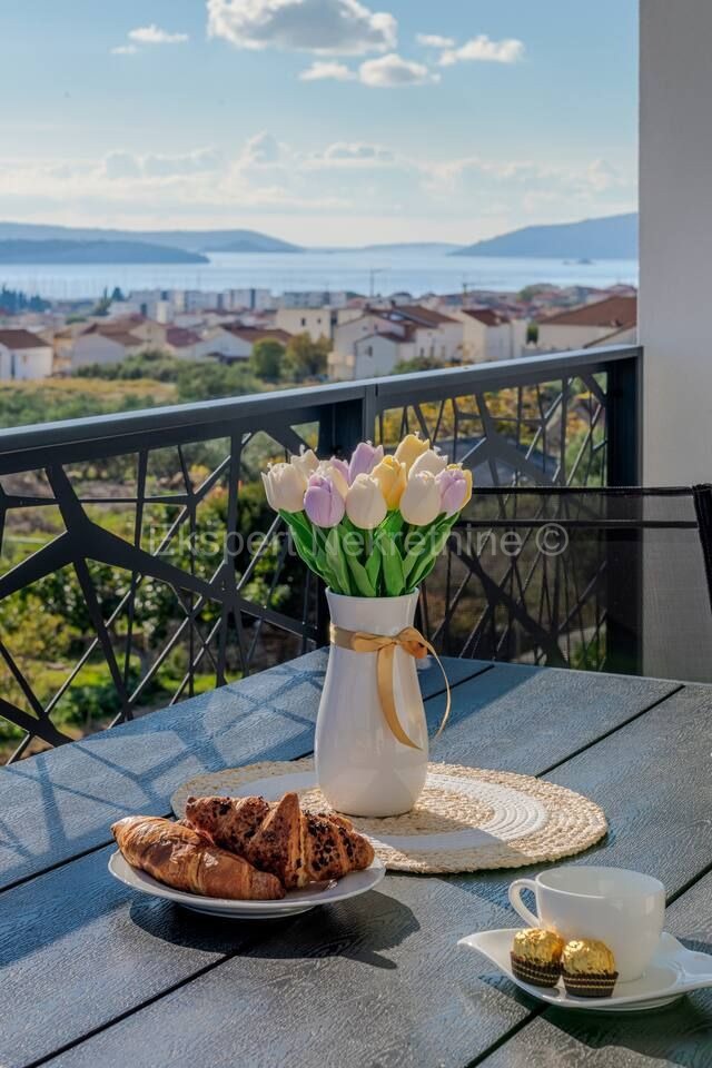 Trogir, 2-bedroom apartment 65 m2, newly built, furnished, sea view