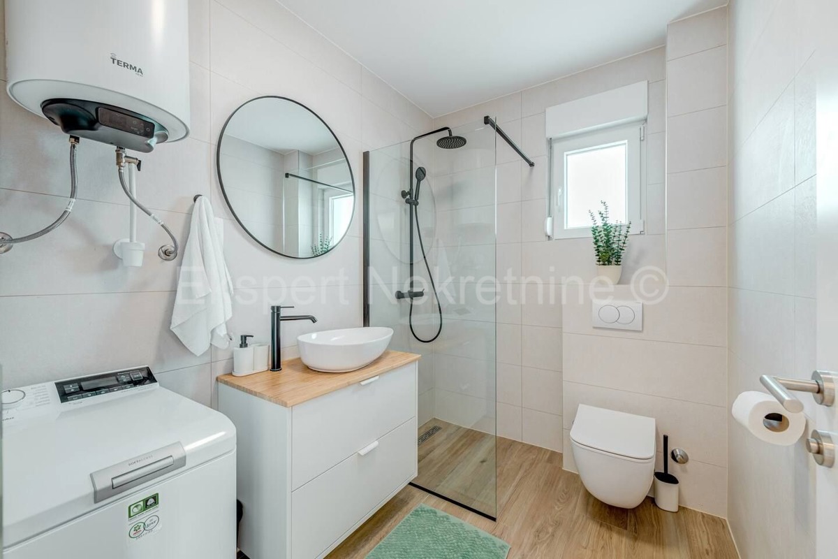 Trogir, 2-bedroom apartment 65 m2, newly built, furnished, sea view