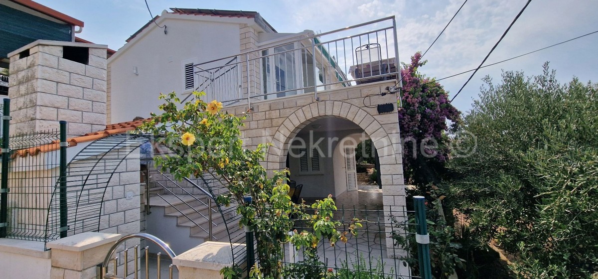 Čiovo, Okrug G. detached house 224 m2, second row from the sea, sea view