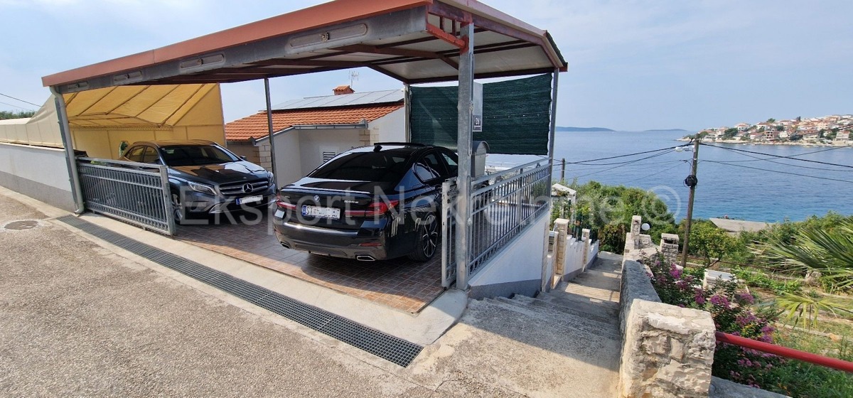 Čiovo, Okrug G. detached house 224 m2, second row from the sea, sea view