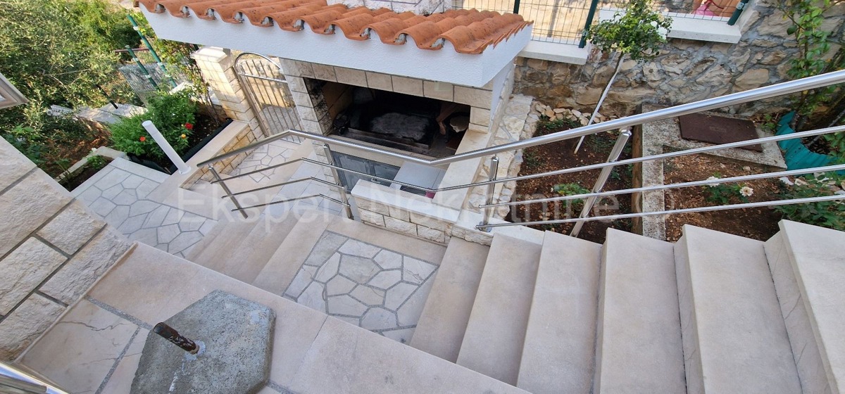 Čiovo, Okrug G. detached house 224 m2, second row from the sea, sea view