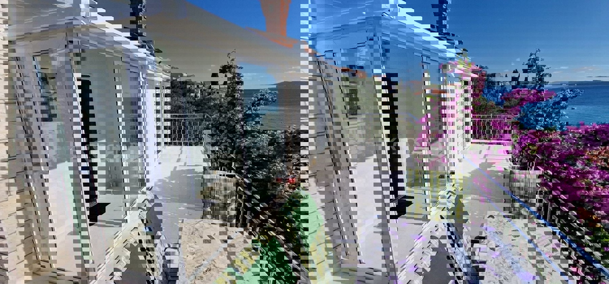 Čiovo, Okrug G. detached house 224 m2, second row from the sea, sea view