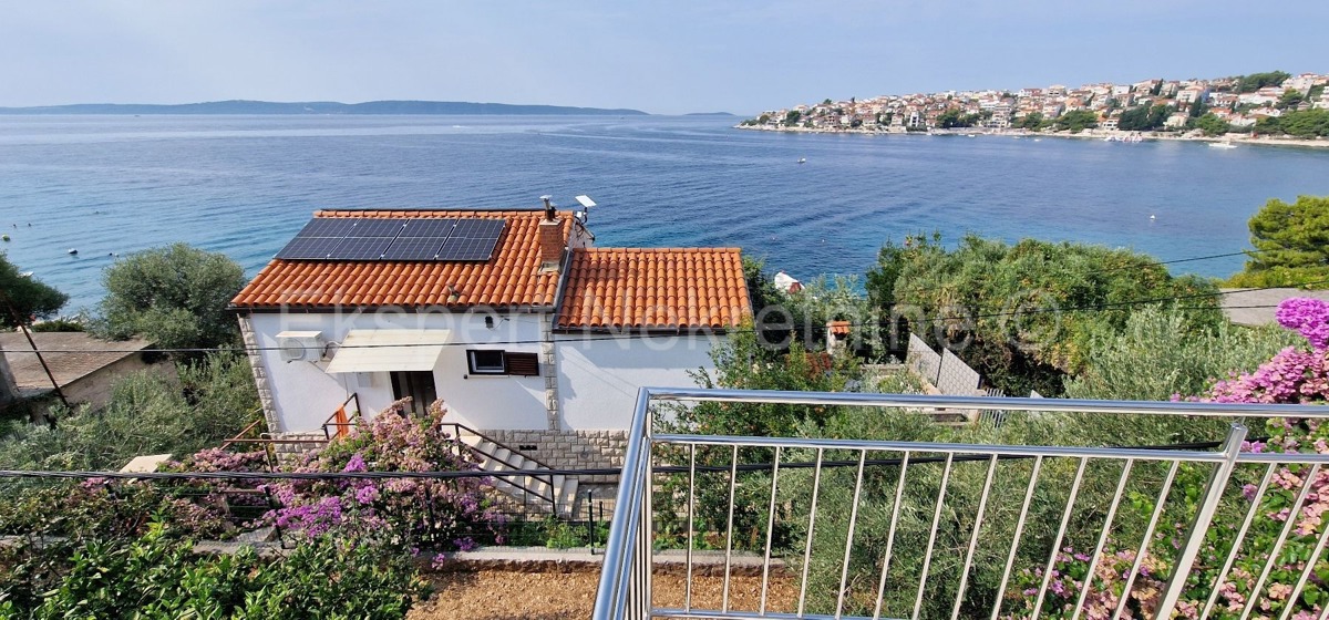 Čiovo, Okrug G. detached house 224 m2, second row from the sea, sea view
