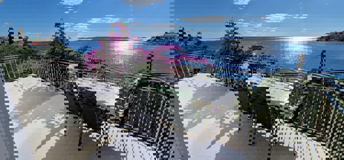 Čiovo, Okrug G. detached house 224 m2, second row from the sea, sea view