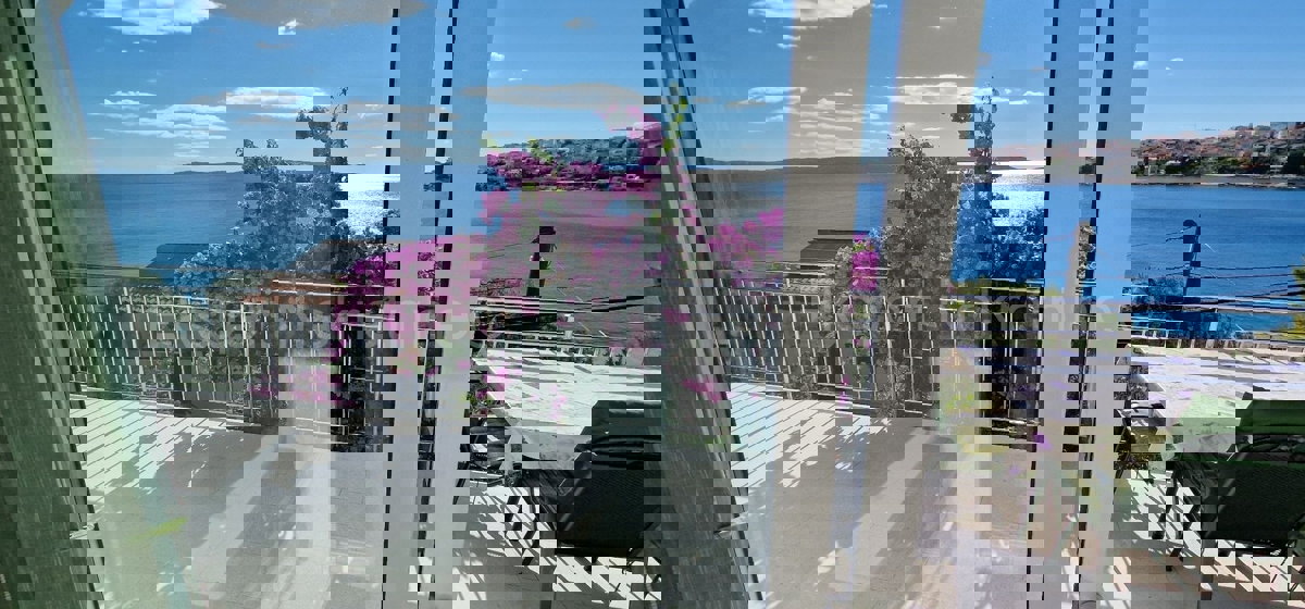 Čiovo, Okrug G. detached house 224 m2, second row from the sea, sea view