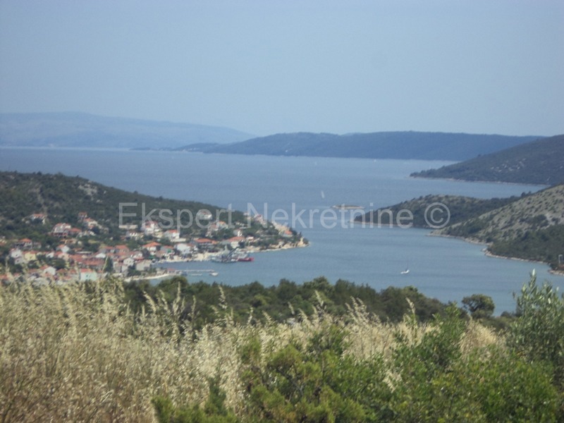 Marina, Vinišće, grad. terreno 1650 mq, 130 metri dal mare