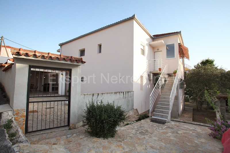 Čiovo,Okrug G., casa indipendente di 280 m2 con ampio giardino