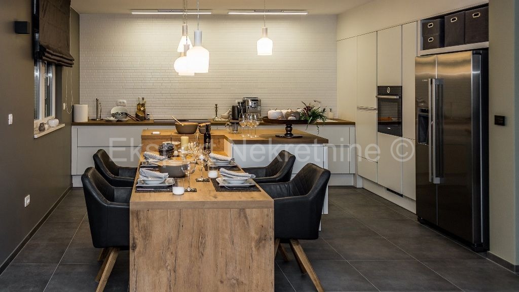 Čiovo, quartiere G, appartamento di 3 camere da letto lussuosamente arredato 125 m2, ampia terrazza, piscina