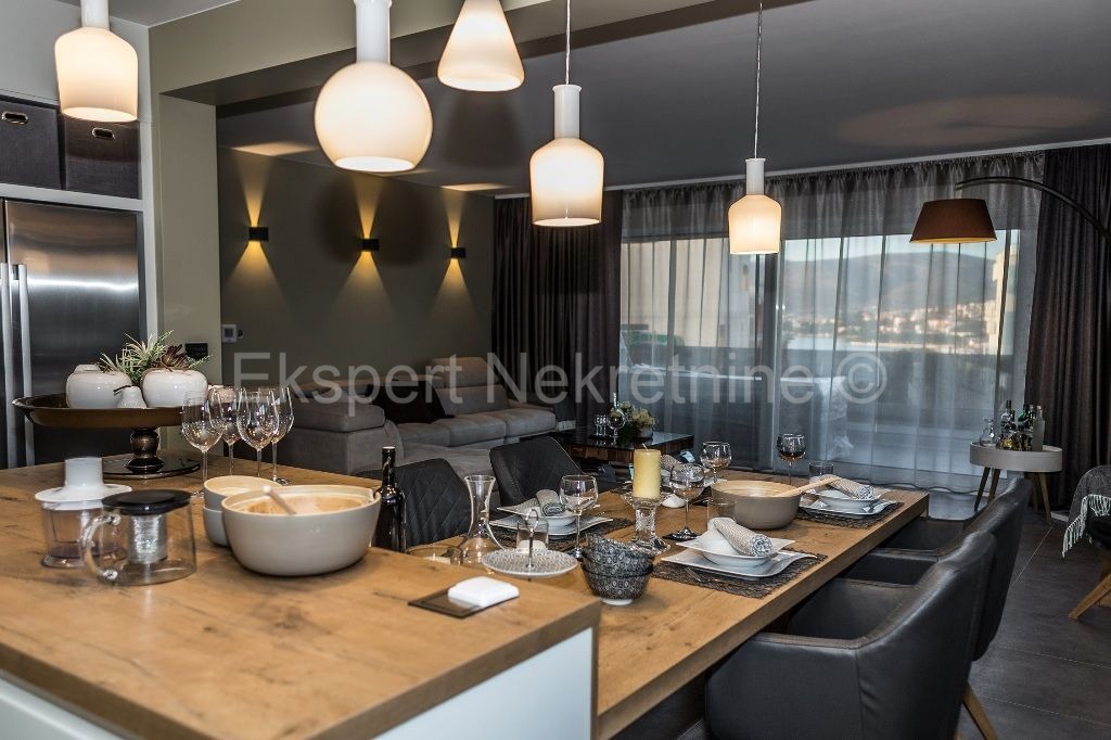 Čiovo, quartiere G, appartamento di 3 camere da letto lussuosamente arredato 125 m2, ampia terrazza, piscina