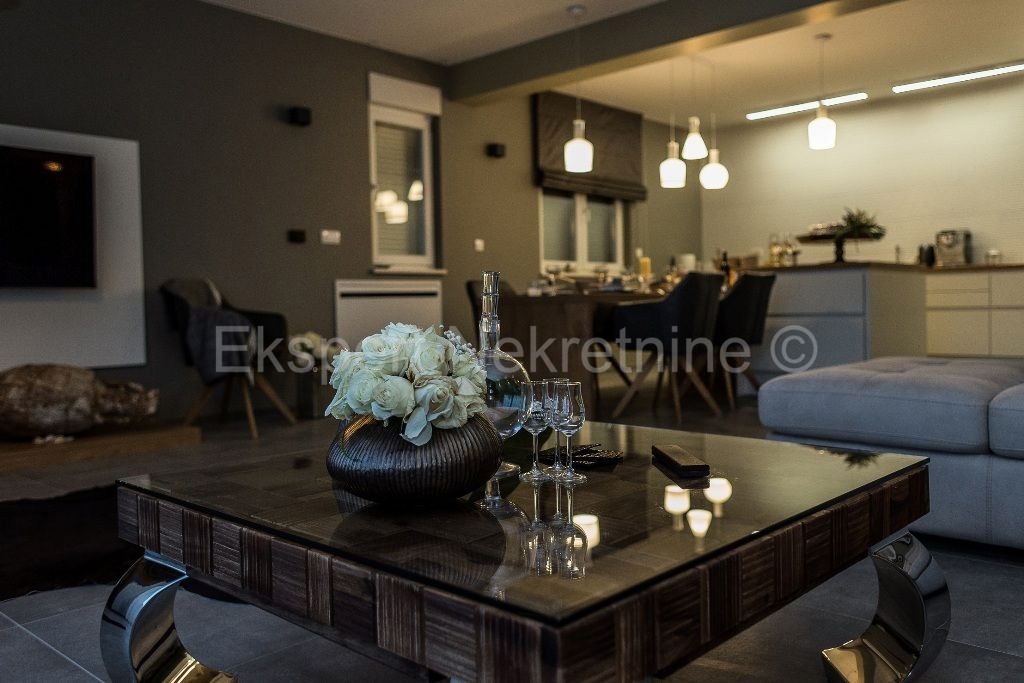 Čiovo, quartiere G, appartamento di 3 camere da letto lussuosamente arredato 125 m2, ampia terrazza, piscina