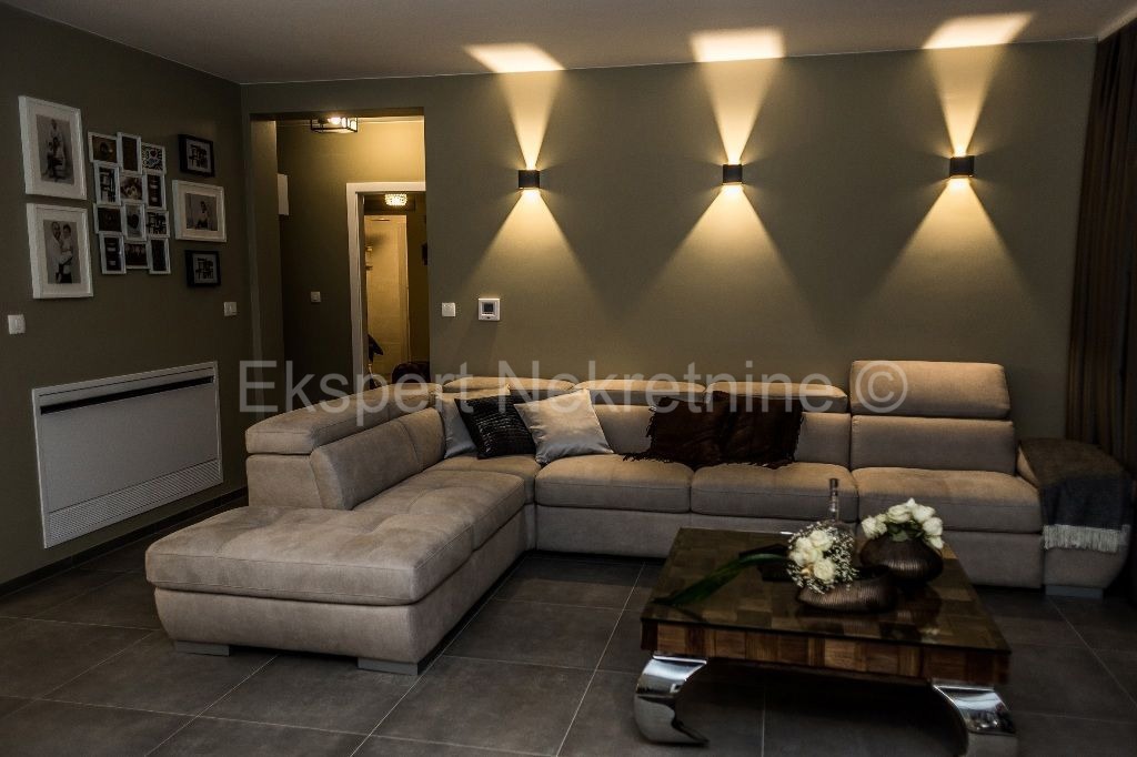 Čiovo, quartiere G, appartamento di 3 camere da letto lussuosamente arredato 125 m2, ampia terrazza, piscina