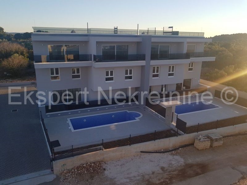 Čiovo, quartiere G, appartamento di 3 camere da letto lussuosamente arredato 125 m2, ampia terrazza, piscina