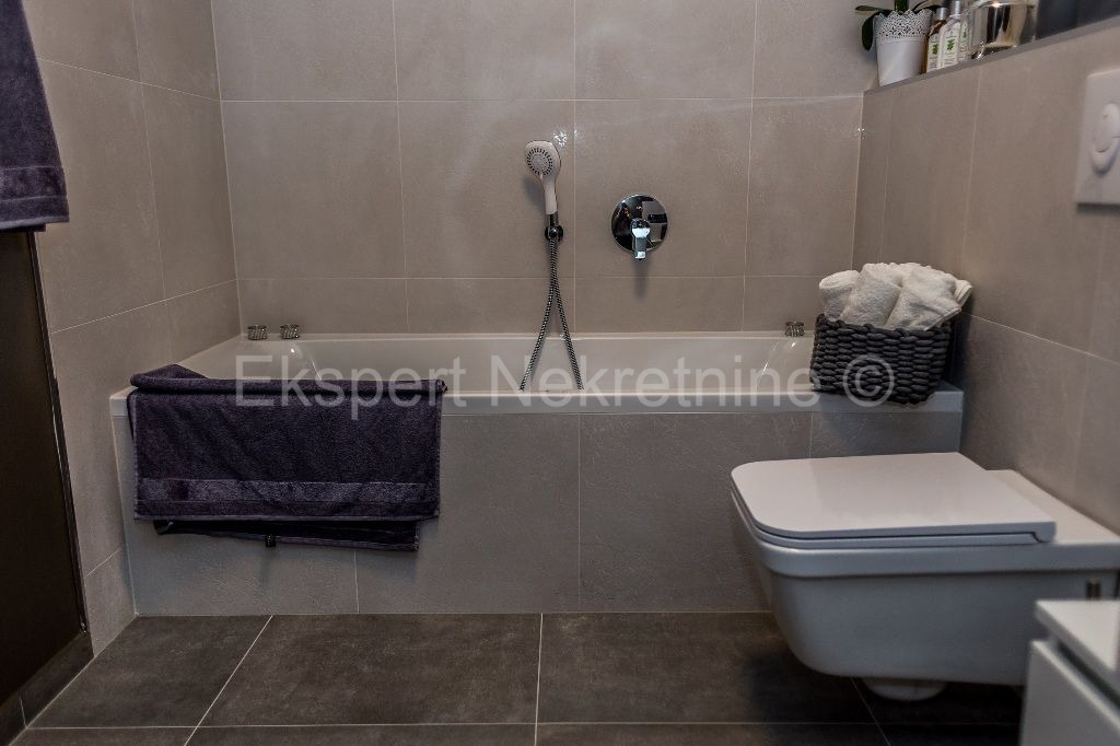 Čiovo, quartiere G, appartamento di 3 camere da letto lussuosamente arredato 125 m2, ampia terrazza, piscina