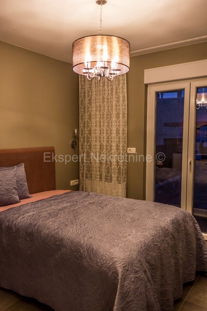 Čiovo, quartiere G, appartamento di 3 camere da letto lussuosamente arredato 125 m2, ampia terrazza, piscina