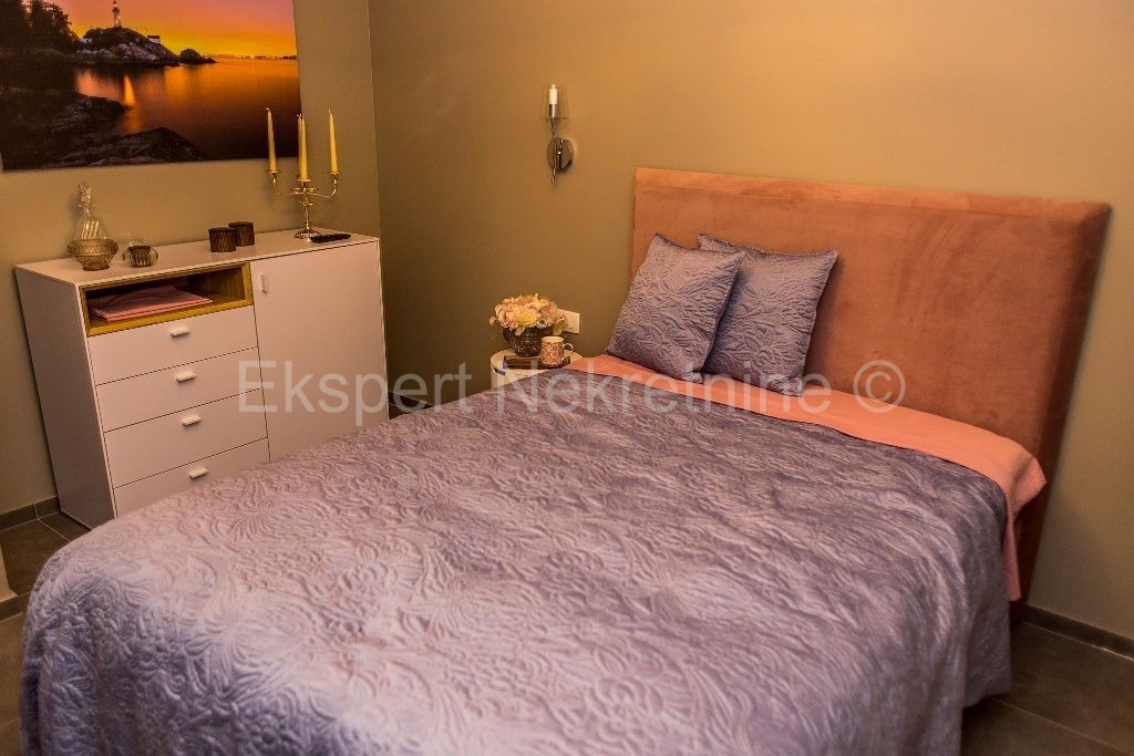 Čiovo, quartiere G, appartamento di 3 camere da letto lussuosamente arredato 125 m2, ampia terrazza, piscina