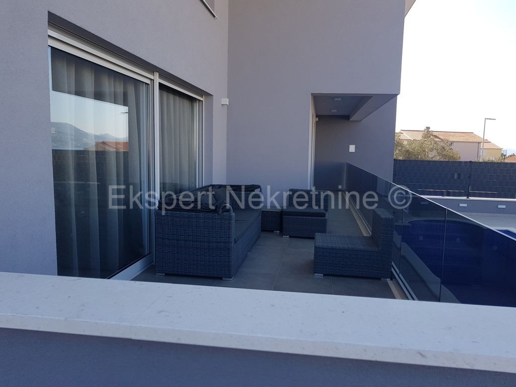 Čiovo, quartiere G, appartamento di 3 camere da letto lussuosamente arredato 125 m2, ampia terrazza, piscina