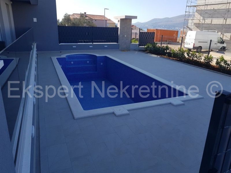 Čiovo, quartiere G, appartamento di 3 camere da letto lussuosamente arredato 125 m2, ampia terrazza, piscina