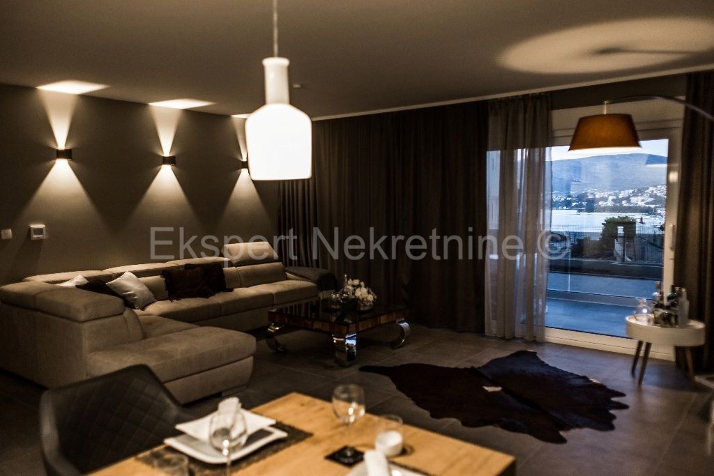 Čiovo, quartiere G, appartamento di 3 camere da letto lussuosamente arredato 125 m2, ampia terrazza, piscina