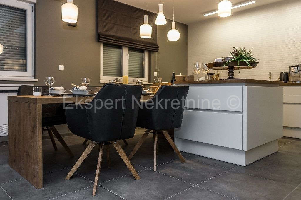 Čiovo, quartiere G, appartamento di 3 camere da letto lussuosamente arredato 125 m2, ampia terrazza, piscina