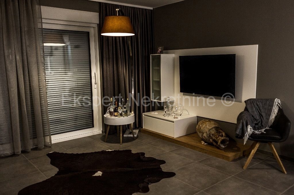 Čiovo, quartiere G, appartamento di 3 camere da letto lussuosamente arredato 125 m2, ampia terrazza, piscina