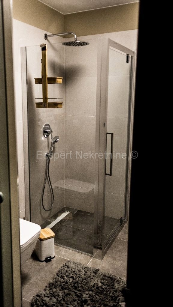 Čiovo, quartiere G, appartamento di 3 camere da letto lussuosamente arredato 125 m2, ampia terrazza, piscina