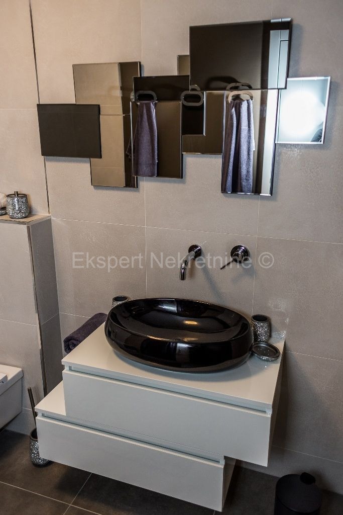 Čiovo, quartiere G, appartamento di 3 camere da letto lussuosamente arredato 125 m2, ampia terrazza, piscina