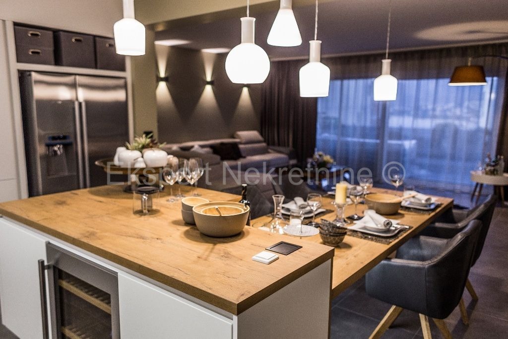 Čiovo, quartiere G, appartamento di 3 camere da letto lussuosamente arredato 125 m2, ampia terrazza, piscina