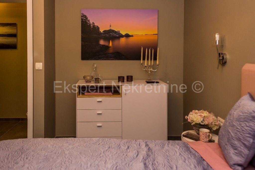 Čiovo, quartiere G, appartamento di 3 camere da letto lussuosamente arredato 125 m2, ampia terrazza, piscina