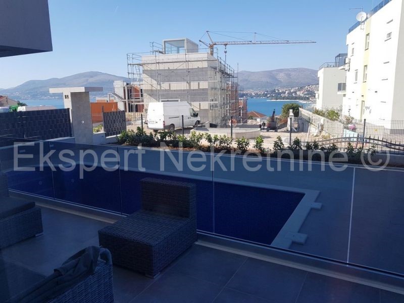 Čiovo, quartiere G, appartamento di 3 camere da letto lussuosamente arredato 125 m2, ampia terrazza, piscina