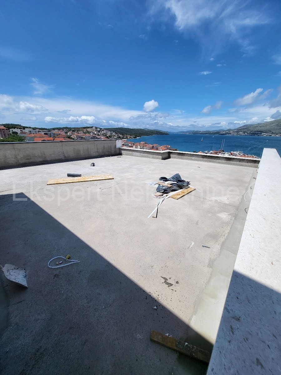 Čiovo, Okrug G., appartamento di 2 locali 66 m2 + terrazza sul tetto 70 m2, nuova costruzione