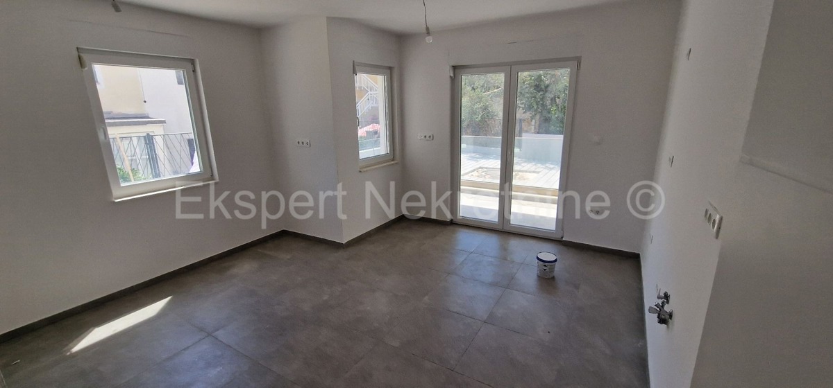 Čiovo,Okrug G., small 2-bedroom apartment 58m2, garden, large terrace, new building