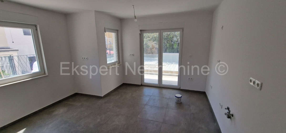 Čiovo,Okrug G., small 2-bedroom apartment 58m2, garden, large terrace, new building