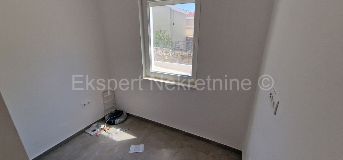 Čiovo,Okrug G., small 2-bedroom apartment 58m2, garden, large terrace, new building