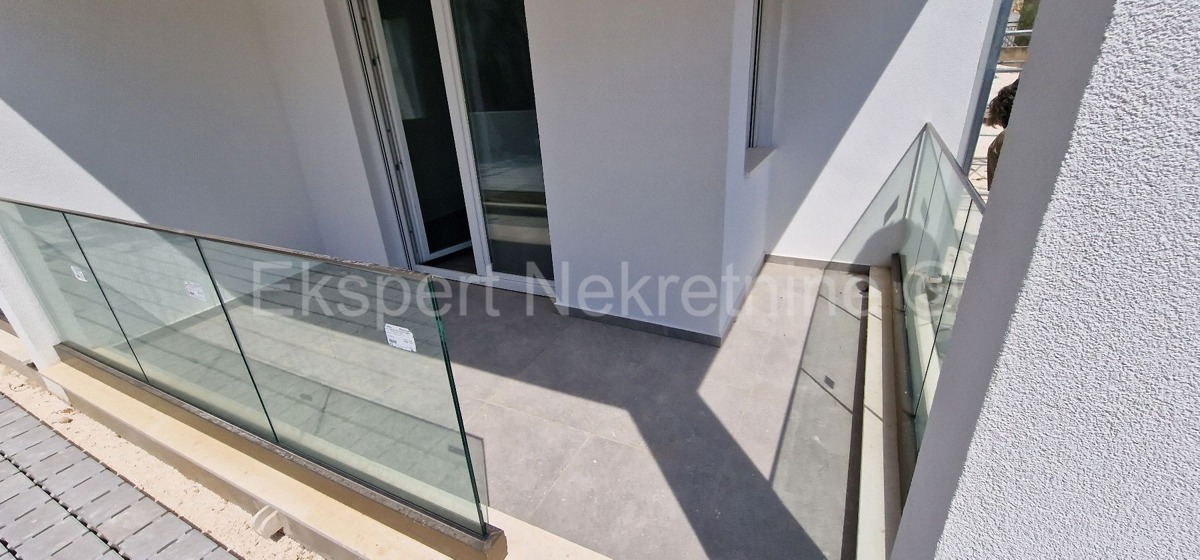 Čiovo,Okrug G., small 2-bedroom apartment 58m2, garden, large terrace, new building
