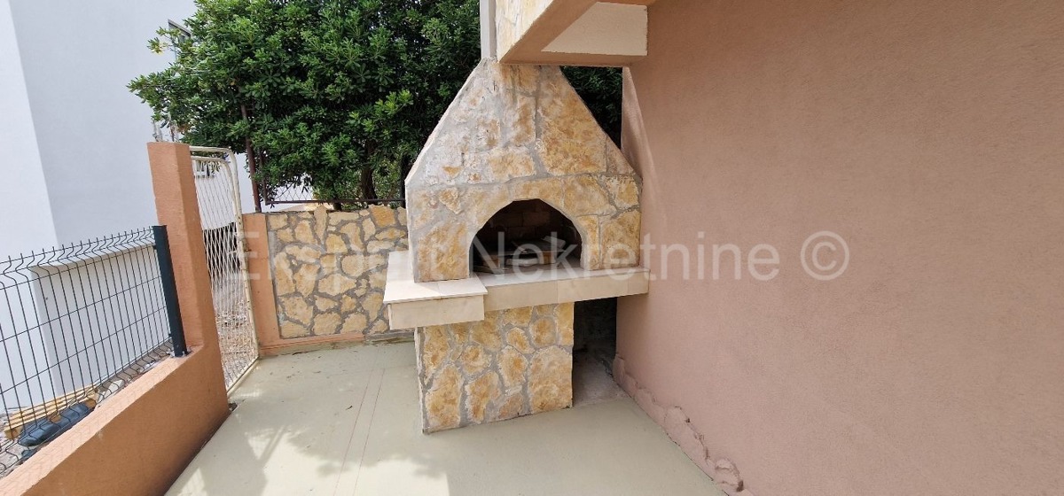 Čiovo,Okrug G,appartamento con 2 camera da letto 85 m2,di nuova costruzione,arredato,garage p.m.