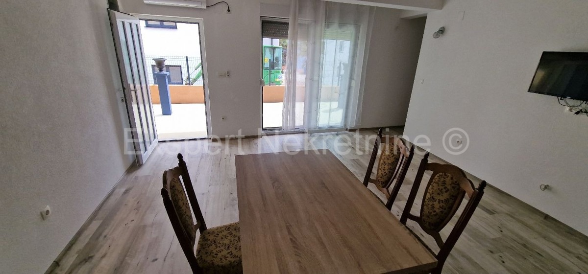 Čiovo,Okrug G,appartamento con 2 camera da letto 85 m2,di nuova costruzione,arredato,garage p.m.