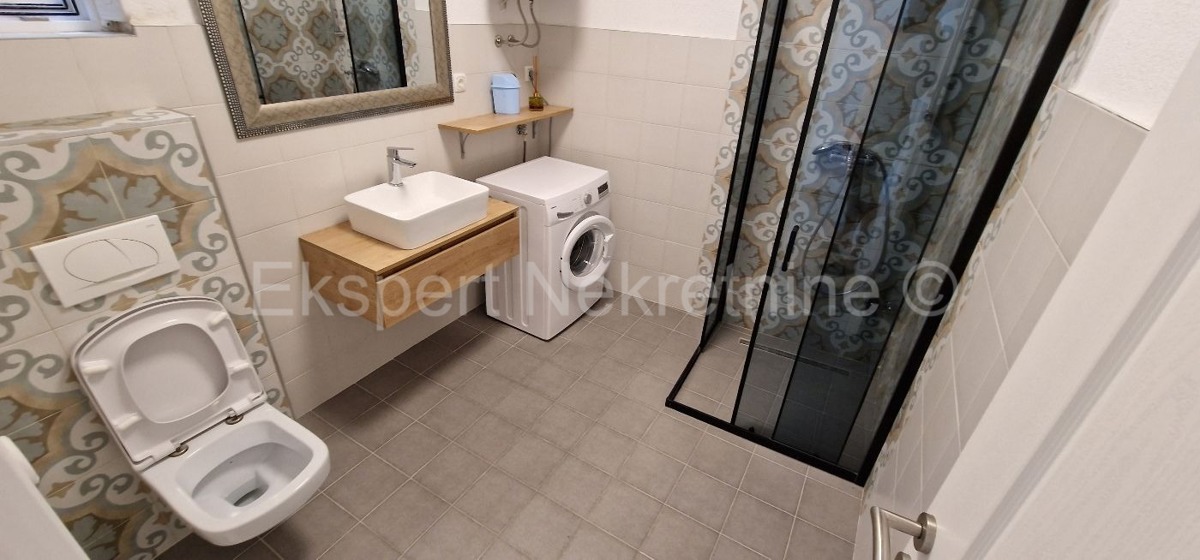 Čiovo,Okrug G,appartamento con 2 camera da letto 85 m2,di nuova costruzione,arredato,garage p.m.