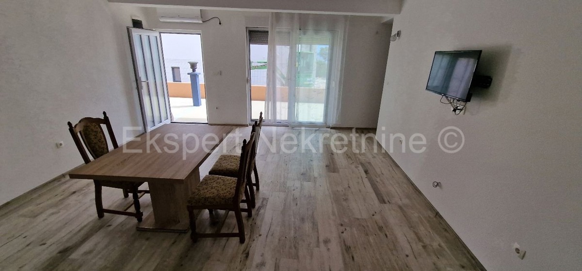 Čiovo,Okrug G,appartamento con 2 camera da letto 85 m2,di nuova costruzione,arredato,garage p.m.