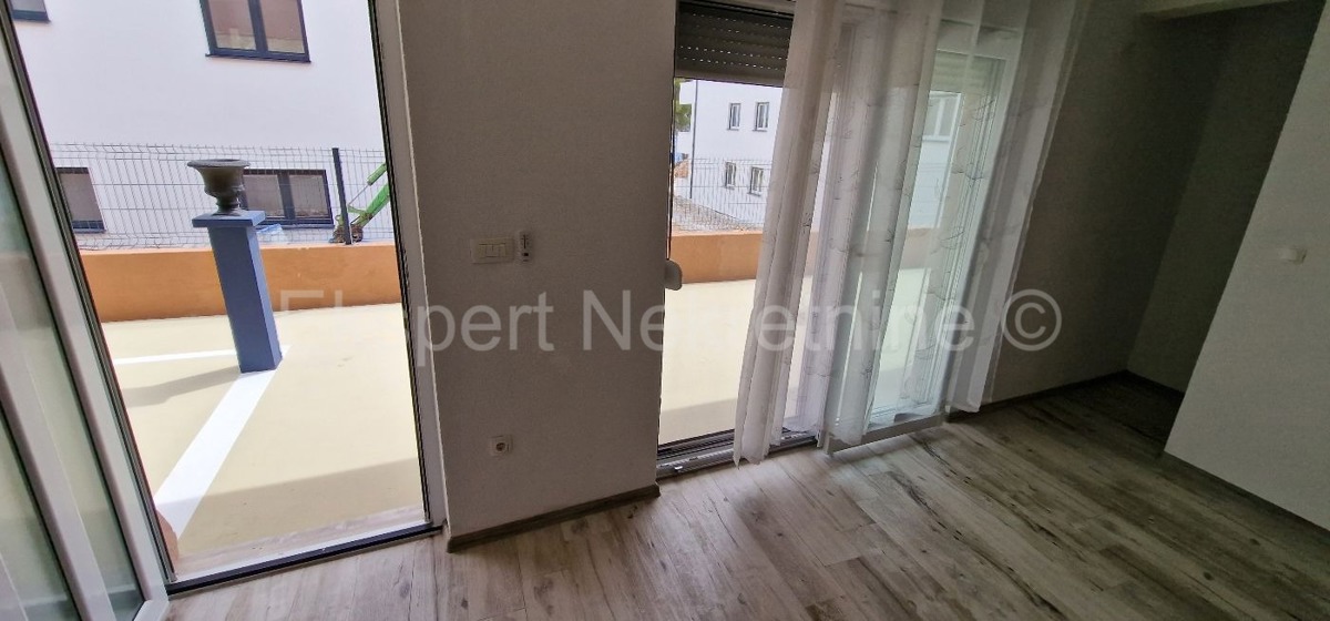 Čiovo,Okrug G,appartamento con 2 camera da letto 85 m2,di nuova costruzione,arredato,garage p.m.